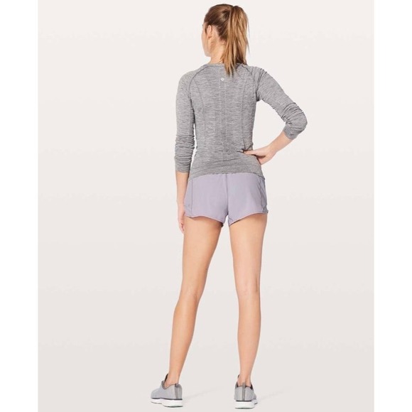 Lululemon 8 Hotty Hot Short II 2.5" Faint Lavender Swift W7AHQR - Picture 4 of 9
